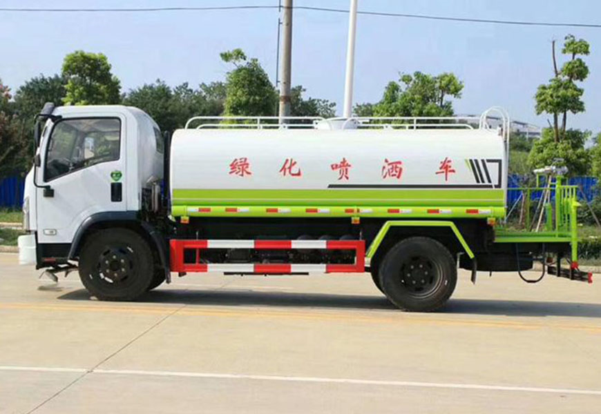 東風多利卡5噸灑水車——為城市管理保駕護航
