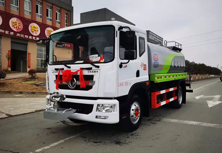 東風(fēng)天錦14方灑水車——打造城市環(huán)衛(wèi)的利器
