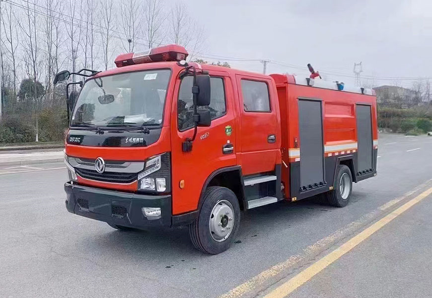 東風(fēng)多利卡灑水車拐臂拆卸方法
