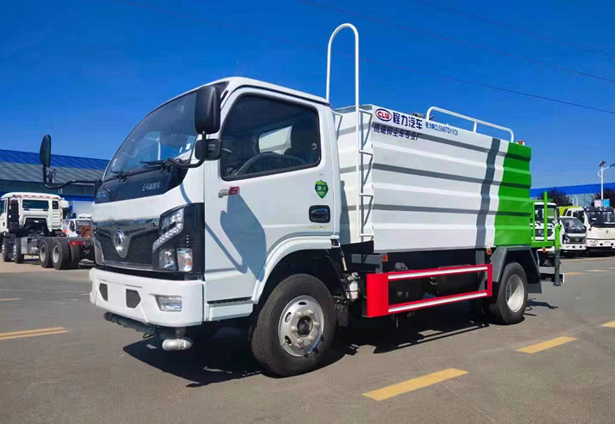 國六東風抑塵灑水車——打造城市清潔新利器
