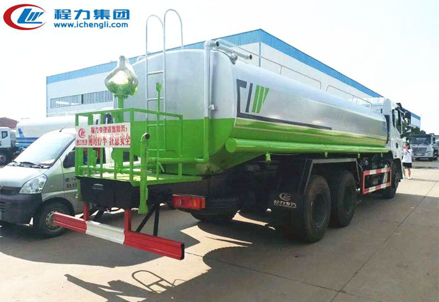 江淮8方霧炮灑水車:行業(yè)領(lǐng)先的清潔解決方案！
