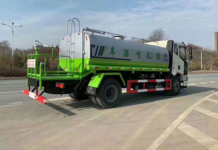 東風天錦14方灑水車：為城市環(huán)境保潔助力
