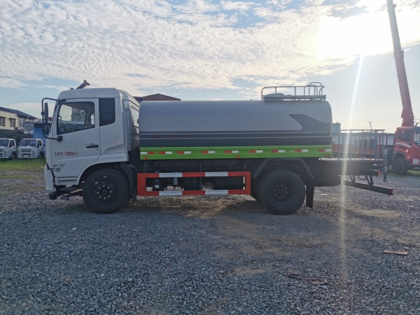 隨州歐曼灑水車廠家——程力專用汽車股份有限公司
