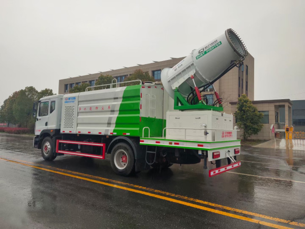 東風(fēng)勁諾10噸灑水車：為城市環(huán)衛(wèi)助力

