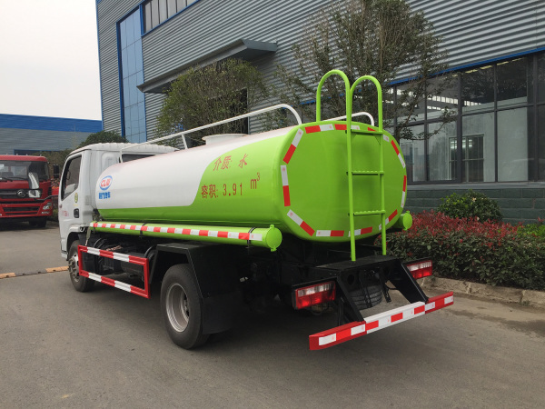 隨州市東風(fēng)專用汽車灑水車——打造城市亮麗風(fēng)景
