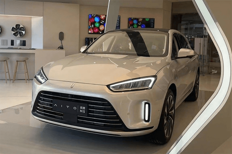 問界 M5 和蔚來 ES8 深度對比，哪款車更值得購買？
