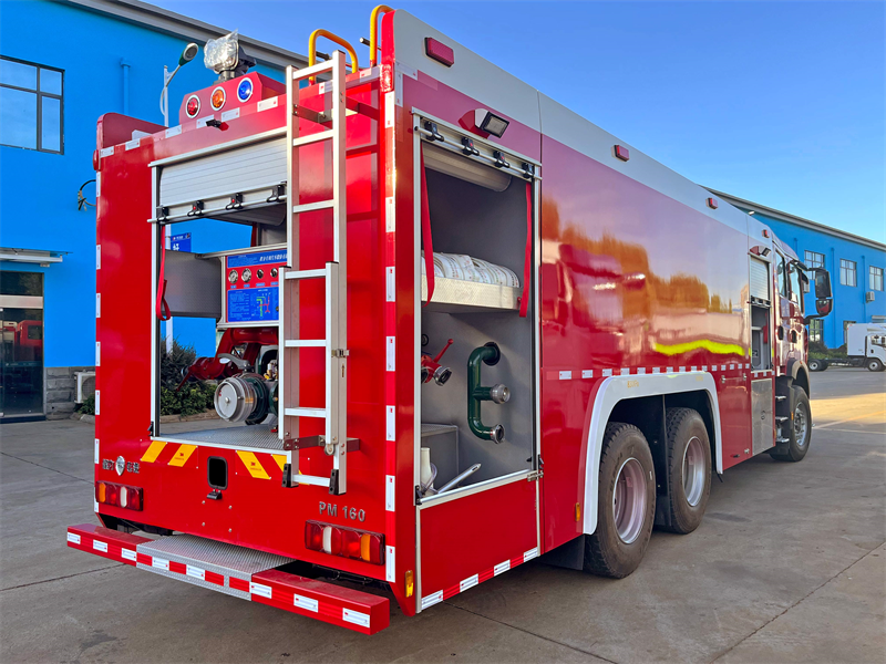 消防車后面吊鉤是干嘛的
